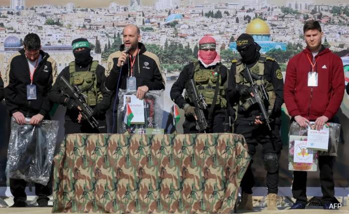 Hamas releases three Israeli hostages