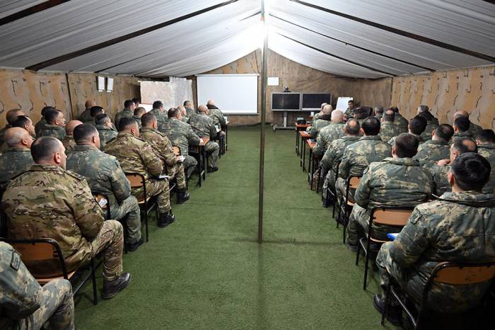Azerbaijani defense minister observes Land Forces' command-staff exercise 