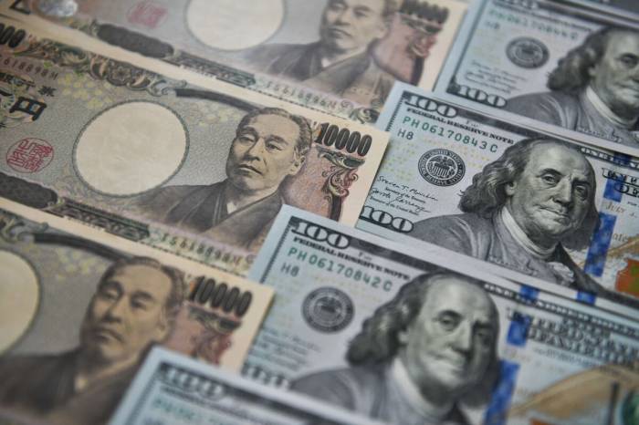Yen retreats from 2.5-month high, dollar faces third straight weekly drop