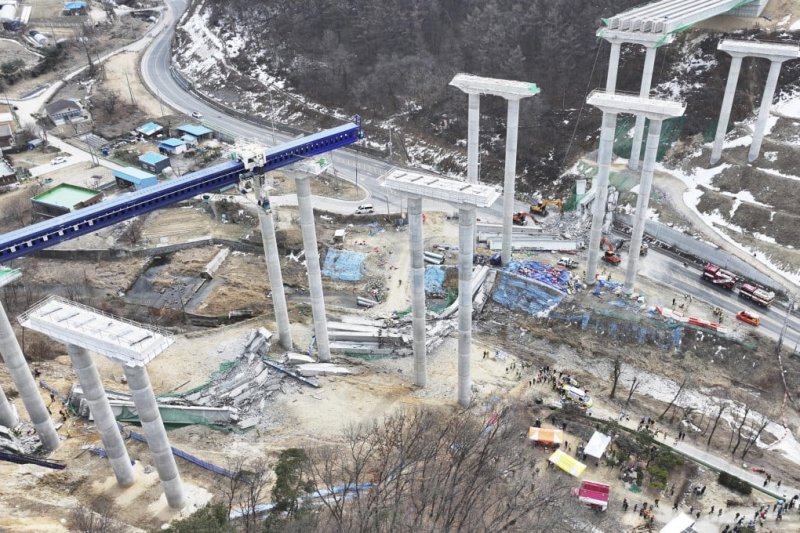 At least four dead after bridge collapses at highway construction site in S. Korea -  VIDEO 