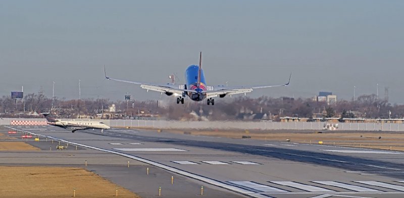 Southwest plane narrowly avoids collision with private jet in Chicago -  VIDEO 