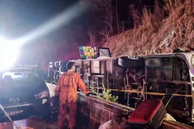 Eighteen dead as tour bus crashes in Thailand -  VIDEO 
