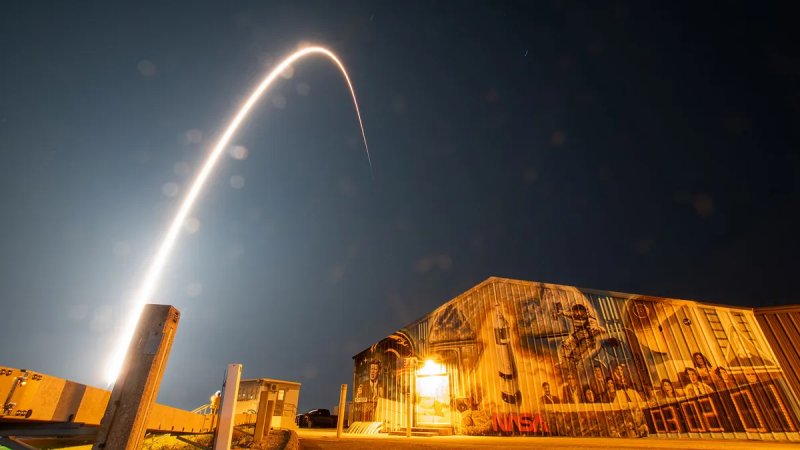 SpaceX rocket sends private moon lander and NASA's Trailblazer on lunar mission -  VIDEO 