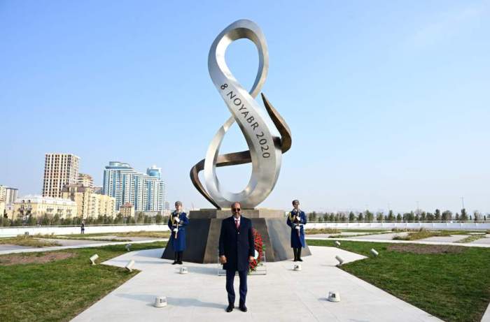 Somalia’s president visits Victory Park in Baku 