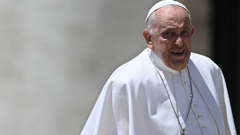 Pope Francis urges, Pray for me, as he battles pneumonia in the hospital