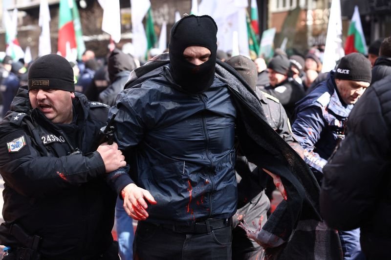 Bulgaria's anti-euro protesters try to storm EU mission building 