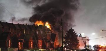 Medical jet with six aboard crashes in Philadelphia, setting homes ablaze -  VIDEO 