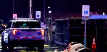 Philadelphia plane crash: Six on board and person in car killed (VIDEO) 