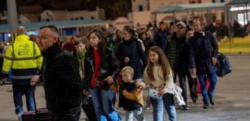 Thousands flee Santorini amid earthquake fears