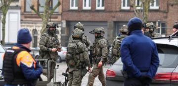 Shooting outside Brussels metro: Police hunt for armed suspects -  VIDEO 