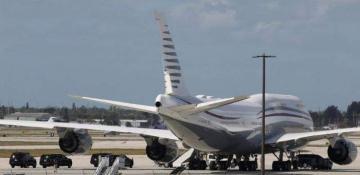 Trump tours a Boeing plane to spotlight delay on getting new Air Force One 