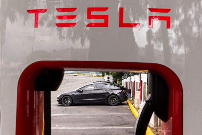 Oppenheimer sees increasing risks for Tesla 'as EV and AV competition intensifies' 