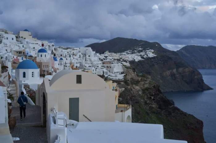 Santorini, Greece's volcanic island, continues to experience earthquake activity 