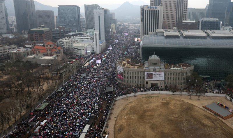 Rallies erupt in Seoul as S. Korea awaits verdict on Yoon's impeachment