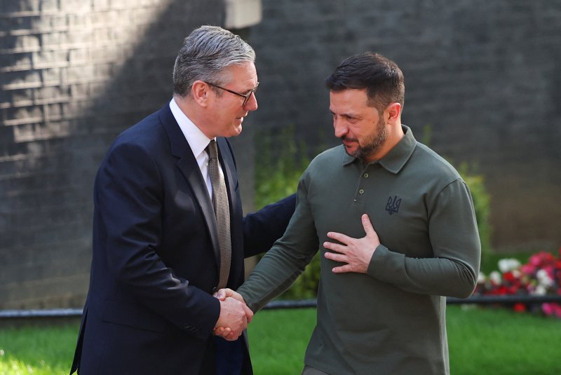 Zelensky arrives in Britain to meet Starmer 