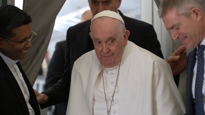 Pope Francis remains stable, has not had new breathing crisis, Vatican says 