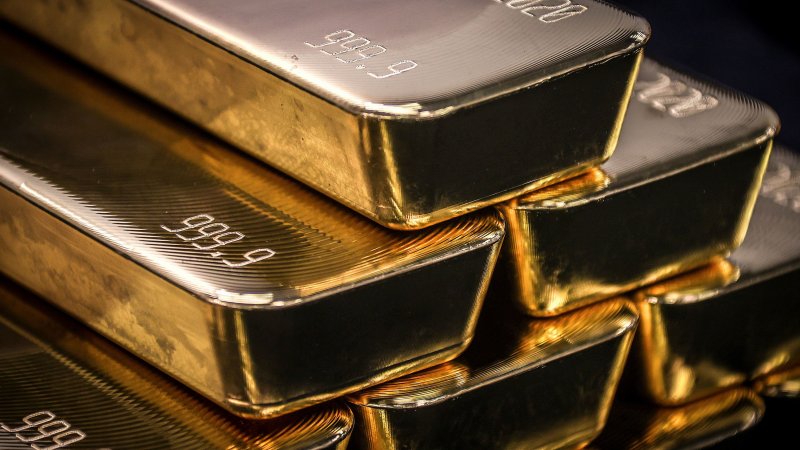 Gold prices hold steady amid rising trade war concerns
