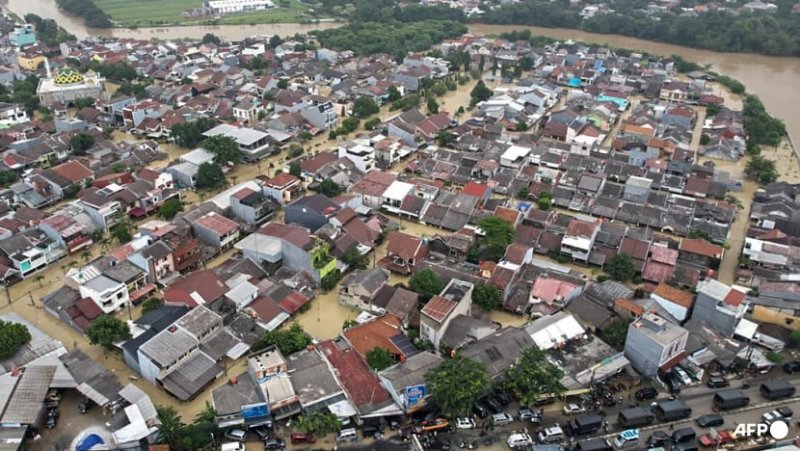 Hundreds evacuated as torrential rains cause severe flooding in Indonesian capital -  VIDEO 