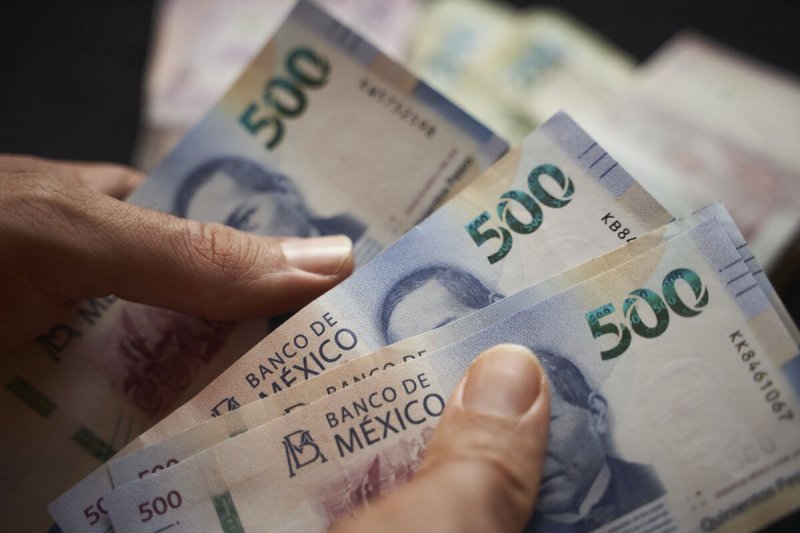 Mexican peso hits one-month low after Trump's new tariffs