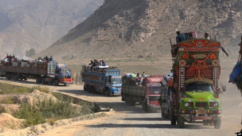 Pakistan instructs documented Afghan migrants to leave 