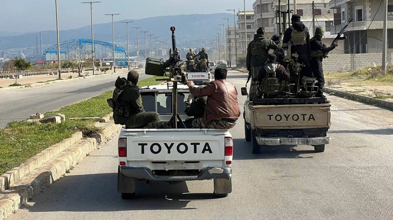 Clashes between Syrian government forces and Assad loyalists leave over 200 dead