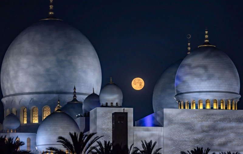 News about -  In photos:  Blood moon lights up the sky in stunning lunar eclipse display