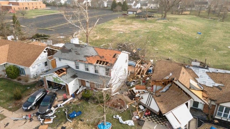 Tornadoes sweep through southern US, leaving over a dozen dead
