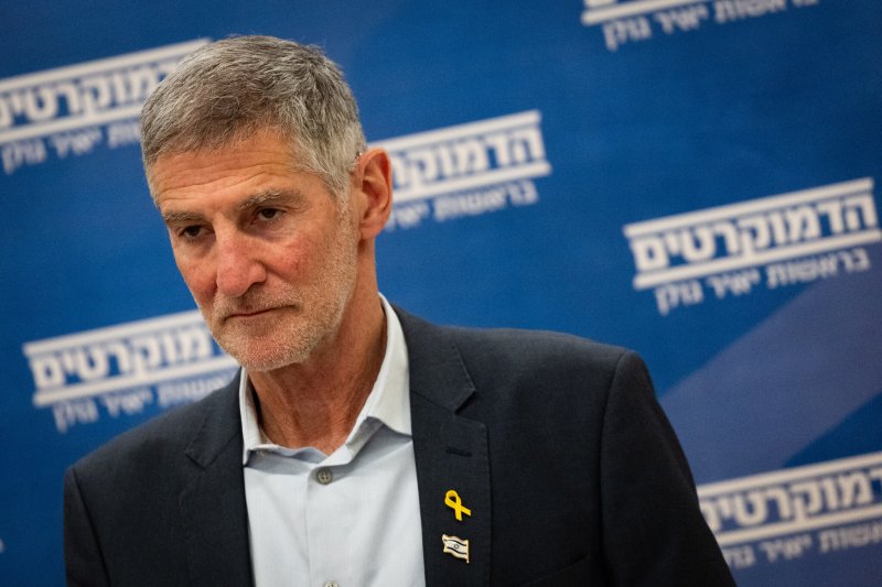 Israeli opposition leader urges economy shutdown, demands early elections