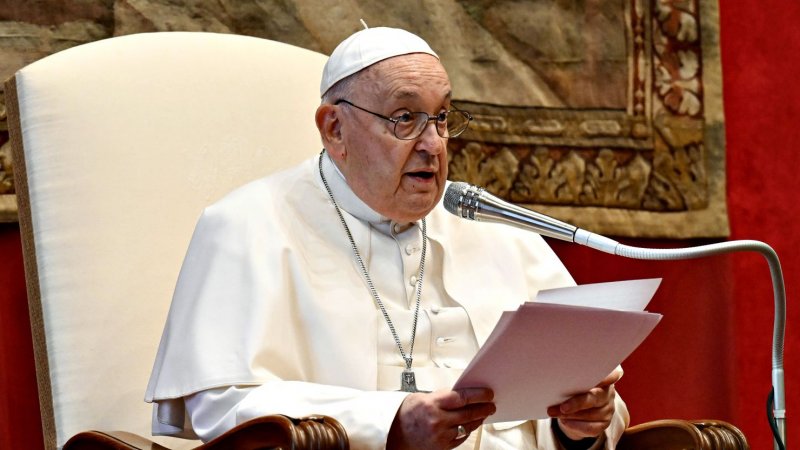 Pope Francis calls for hope and renewal as he continues recovery