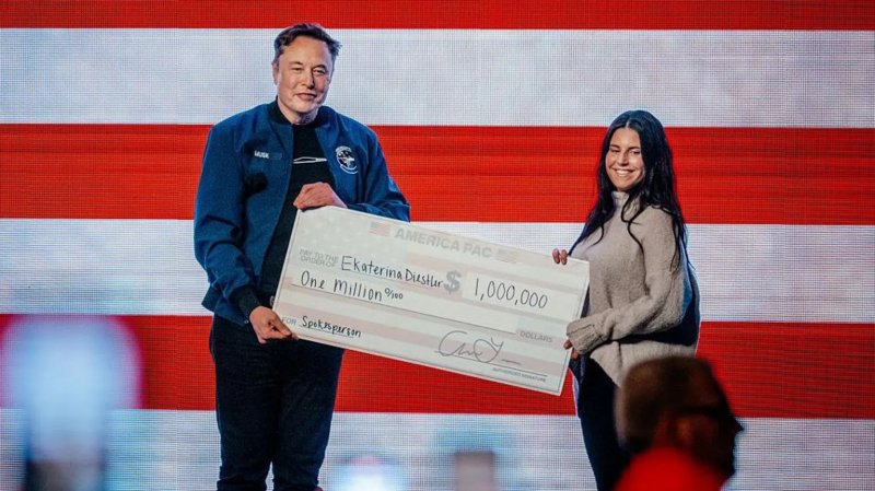Elon Musk gives away $1M cheques ahead of Wisconsin's Supreme Court election  VIDEO 