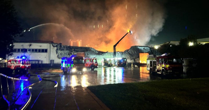 Explosions heard as firefighters tackle large factory fire in Blackburn  PHOTO/VIDEO 