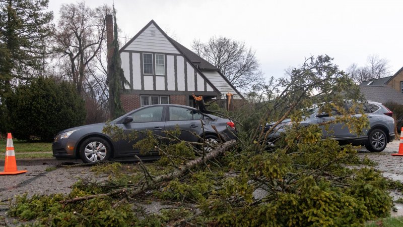 Severe thunderstorms hit Michigan, killing 3 and leaving 183,000 without power