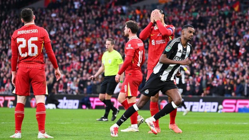 Newcastle beat Liverpool to win first English Football League Cup 