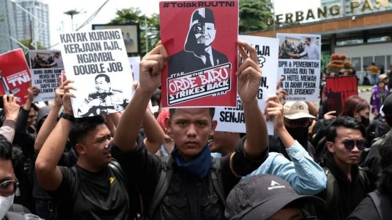 Anger as Indonesia law allows military bigger role in government