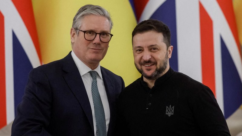 Zelensky arrives in Britain for meeting with Starmer 