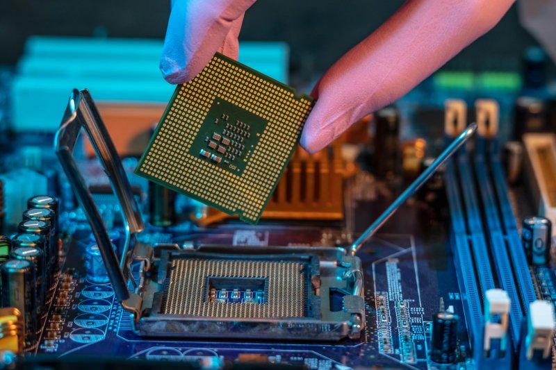 Tehran and Moscow sign MoU to co-build microelectronics