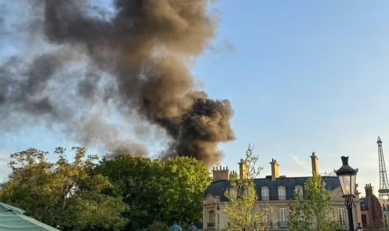 Fire erupts at Disney's EPCOT theme park in Orlando  VIDEO 