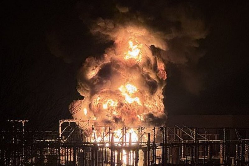 A powerful explosion at a substation in Britain causes Heathrow Airport closure VIDEO