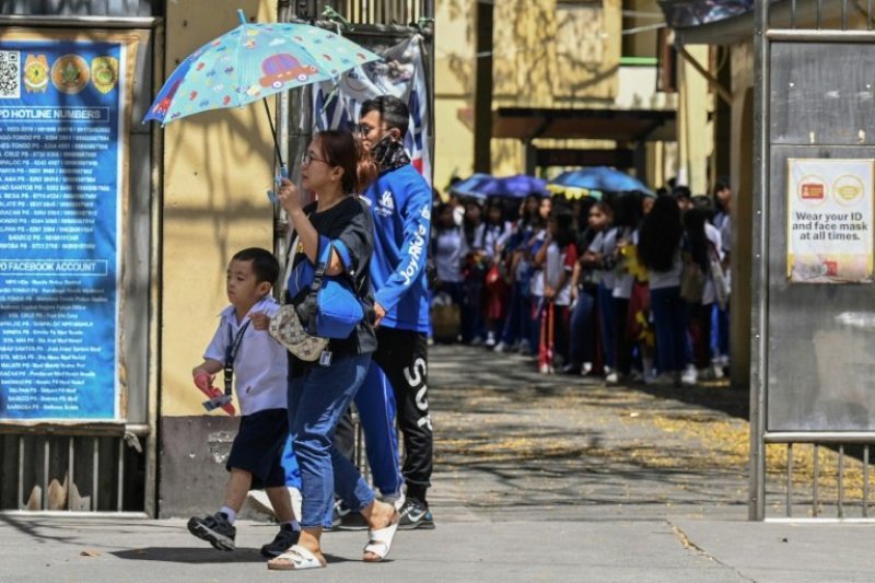 Heat wave forces school closures in nearly half Philippine capital