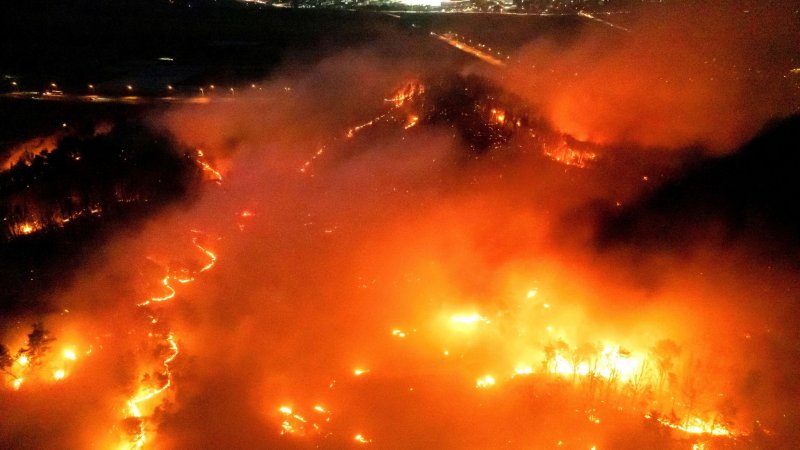 South Korea battles renewed wildfires, death toll hits 30