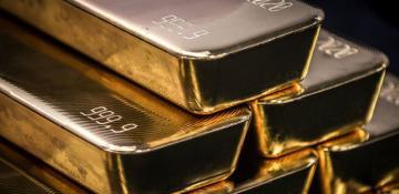 Gold prices hold steady amid rising trade war concerns