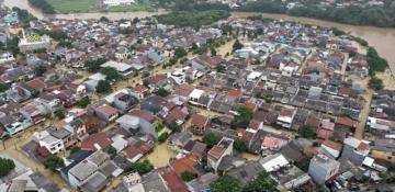 Hundreds evacuated as torrential rains cause severe flooding in Indonesian capital -  VIDEO 