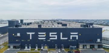 Tesla debuts free trial of full self-driving service in China