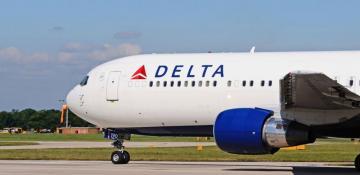Delta Airlines plane’s wing strikes runway during unsteady landing at NYC’s LaGuardia Airport  VIDEO 