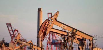 Oil falls for second day amid rising US stockpiles, trade concerns