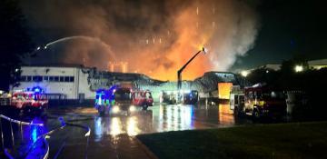 Explosions heard as firefighters tackle large factory fire in Blackburn  PHOTO/VIDEO 