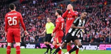 Newcastle beat Liverpool to win first English Football League Cup 