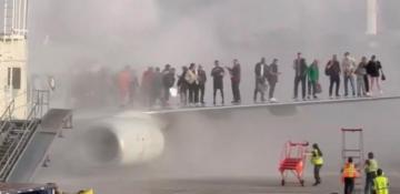 American Airlines plane catches fire in Denver, passengers evacuate onto Wing  VIDEO 