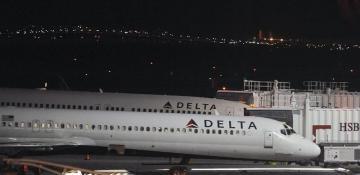 Delta Air Lines, Kohl’s fall premarket; Tesla edges higher 