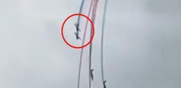 Two Alpha Jets from the Patrouille de France aerobatic team collide during a rehearsal flight  VIDEO 